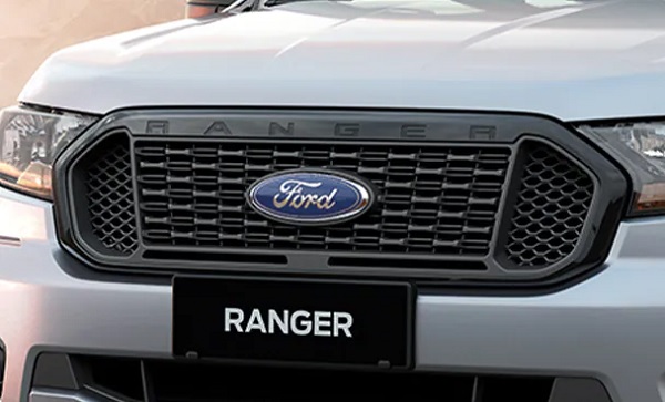Phần đầu và đèn của Ford Ranger XL 4x4 MT hai cầu số sàn